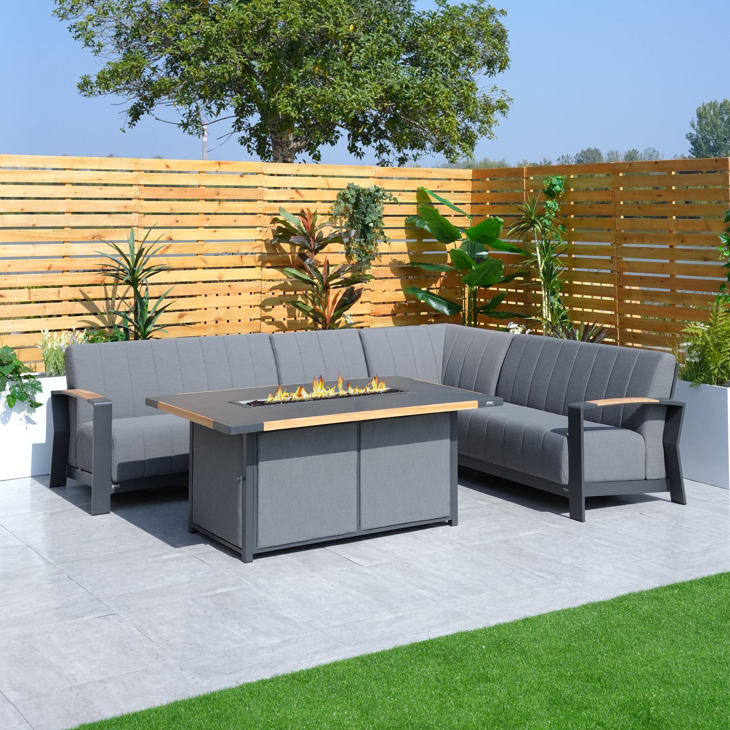 Afternoon in the courtyard - How to use furniture to create your own private paradise
