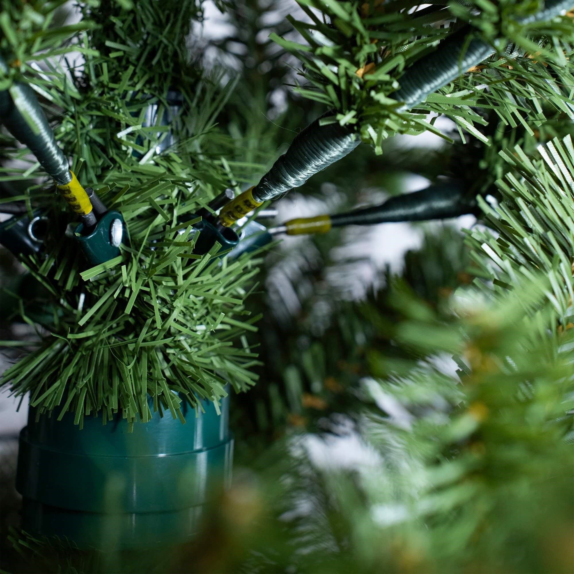 7FT Artificial Christmas Tree – Classic Green Holiday Decoration（PJT-2504）